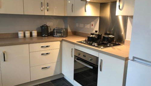 Hill House - 5 Mins Merry Hill - Perfect for Contractors & Families - Foto 4, stove, dishwasher, toaster