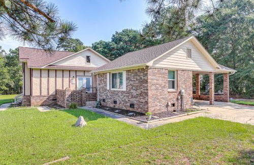 Patio and Pool Table Lake Marion Getaway - Foto 41