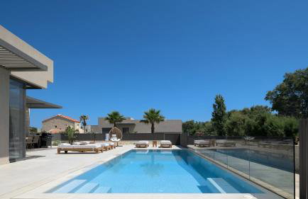 Athina Luxury Villa, with Pool & Walk to the Beach, By ThinkVilla - Foto 3