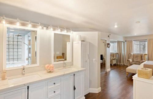 Elegant Beach Living, Just Blocks to the Sand - Foto 30