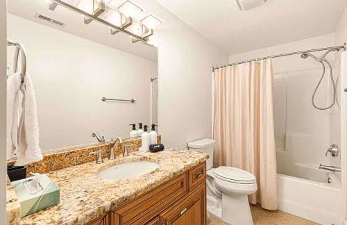 Spacious 6 Bedroom Home with a Heated Salt Water Pool, Theater & Game Room - Foto 45