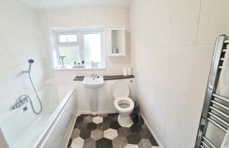 2 Bed Spacious Apartment, Sleeps 4, Free Wifi, Free Parking, Amenities Nearby, Good Transport Links Nearby, Contractors and Holidays - Foto 7