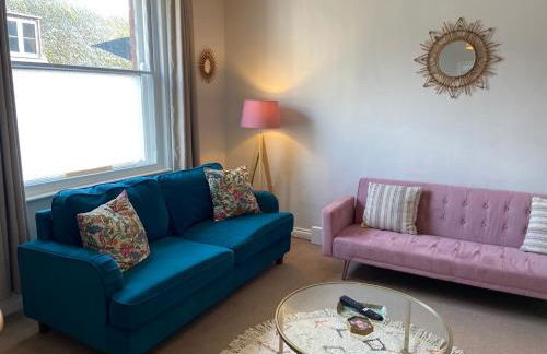 No 3, apartment in the heart of Bridport, Dorset - Photo 6