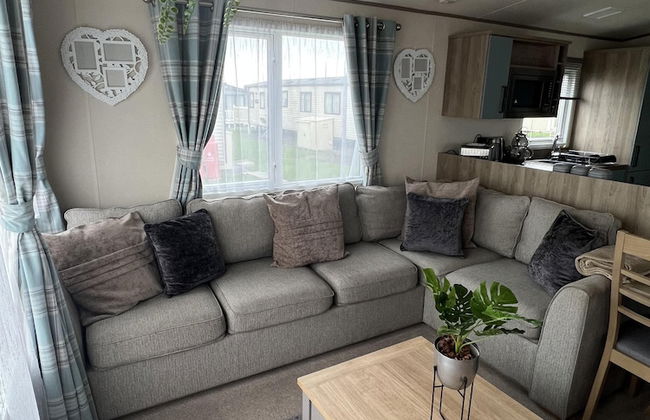 2 Bed Caravan - Sleeps 6 - Parking - Pets - Photo 1