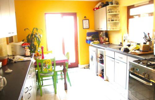 Lovely artist's home ecently refurbished - Photo 15