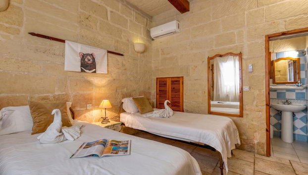 Ta'leli Pool Farmhouse in Gozo - Photo 4, Room
