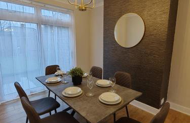 NEW 4 Beds Huge Driveway for LWBs Group Base Willenhall Bilston Junction 10 M6 A454 Keyway Junction A463- Wolverhampton Walsall--Bloxwich - I54 Business Park-Molineux Stadium - BY Samina - ARZ Stays - Regular Work & Long Stays Available - Foto 16