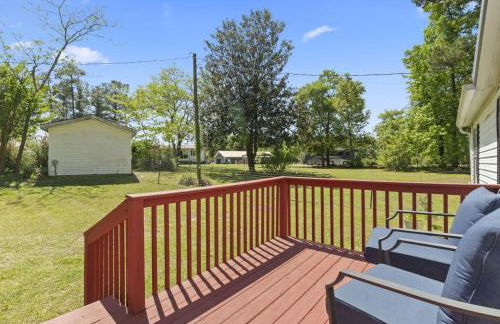 Spacious 2BR Retreat-10 minutes to the Beach! Pet Friendly! - Foto 6