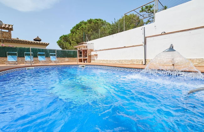 Marina in Blanes With 6 Bedrooms and 4 Bathrooms - Photo 25