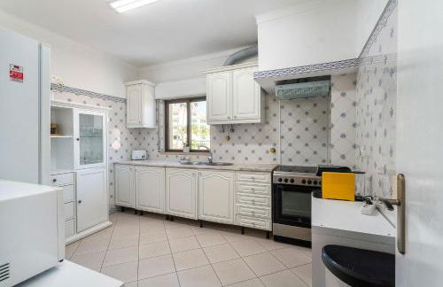 Host Wise - Lively Charming Apartment w Pool - Foto 6