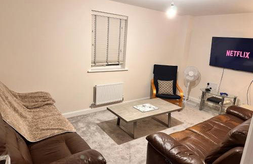 4 Bed Room Service Accommodation - 2 Parkings - Fibre Wi-Fi - Workstation - Foto 8