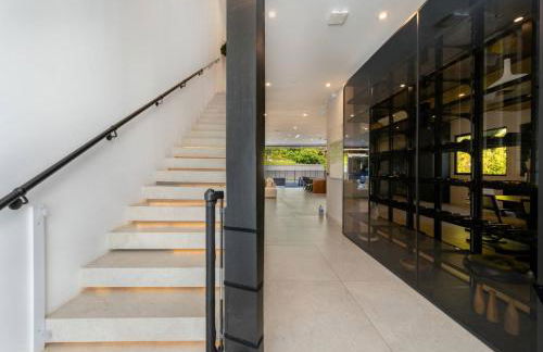 Luxury 6BR Beverly Hills Villa with Pool and Views - Photo 34