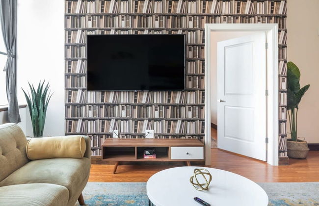 Sosuite 2BR Penthouse w W D Gym On-site Bar - Photo 7