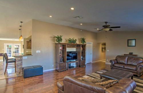 Group Getaway with Pool and Putting Green in Glendale - Foto 7