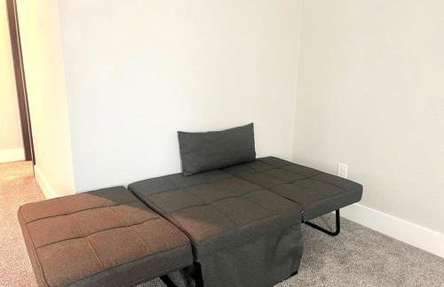 Loop, New Luxurious Large 3BR House, Sleeps 11 with Free Parking - Photo 38