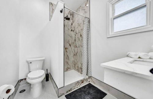 Stylish And Roomy Full House Dtwn - Photo 58