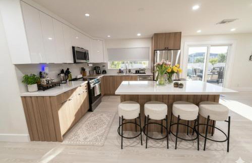 Sunny Oasis Near the Beach with 4BR and 3BA Pool Home - Foto 12