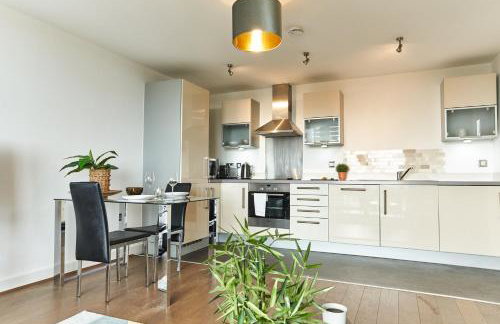 ShortstayMK Vizion apartments, with free superfast wi-fi, parking - Foto 24