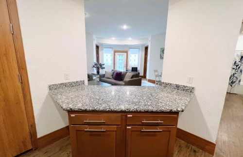 2BR Balcony Suite with Parking at The Grand Castle - Foto 11