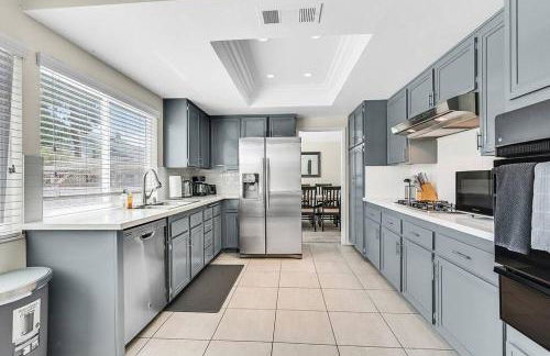 4BR Family Home, Private Pool & BBQ, Near Strip - Foto 3