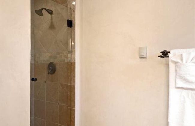 Casa Nona - Pristine Home in the Railyard District, Walk to The Plaza - Photo 26