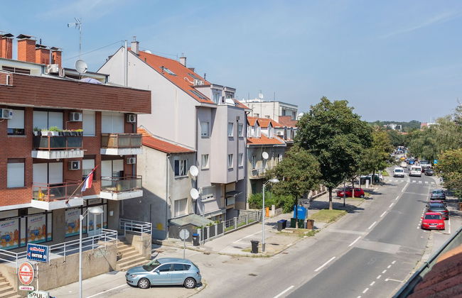 Cozy and Bright Studio Near City Center - Photo 13