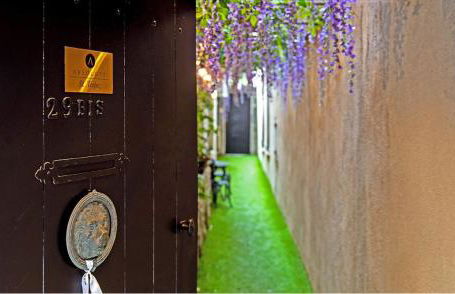 Steps from the Port! Chic 2-Bed in the Heart of Saint-Tropez - Photo 27