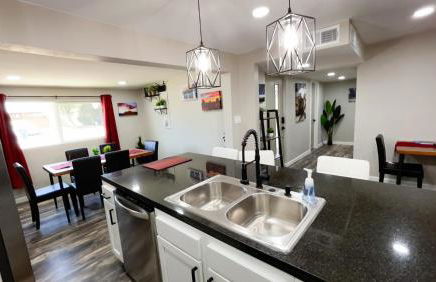 Private Home - Heated Pool, Billiards, Darts, Foosball, Fireplace, 5 Smart TVs, BBQ, Cotton Bedding - The Saguaro Sanctuary, Pool Heat Optional - Foto 21