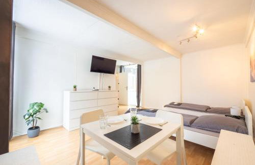 Monteurwohnung-mit-Terrasse-fuer-7-Personen-WLAN-TV-Kueche-Ahrensburg-Naehe-Hamburg-AGRP1204 - Photo 2