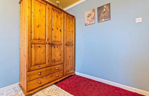 #99 Quirky and Stylish 3-Bedroom - Close to Drayton Manor Theme Park - Sleeps 6 - "Perfect for contractors and Families - Free parking" - Photo 3