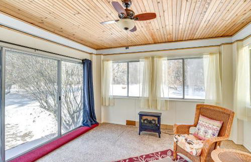 Bright Home Near Pine Lake with Deck and Yard - Foto 12