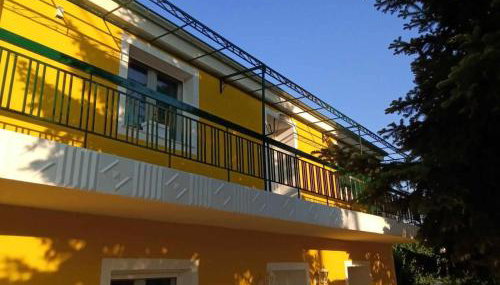 Yellow House - Photo 2