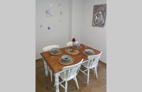 2 bedroom, Sea Front Complex w Pool and private garden - Foto 16