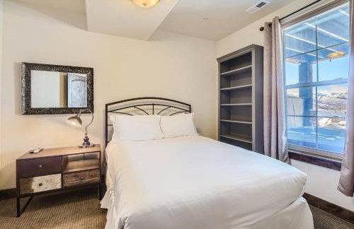 Private Hot Tub, Close to Resorts - Private Hot Tub - Close to PC, Mountain Mansion Family Getaway - Photo 22