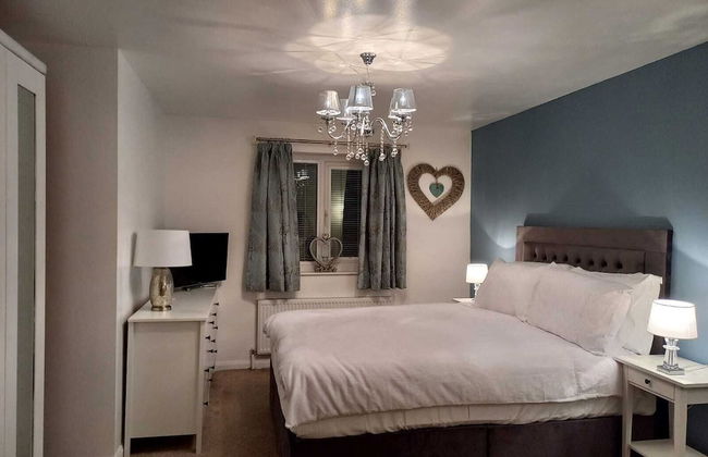 Charming Wentworth Lodge With Countryside Views - Photo 1