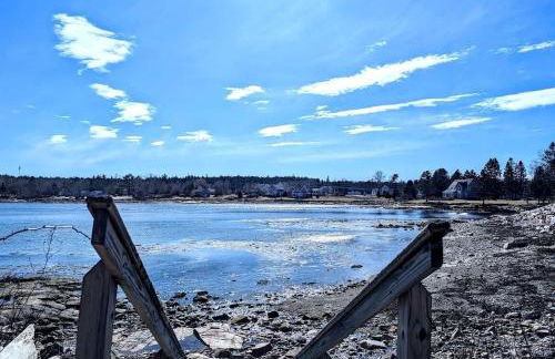 Cozy Waterfront Cottage with Private Beach and Fire Pit Near Gouldsboro, Maine - Foto 8