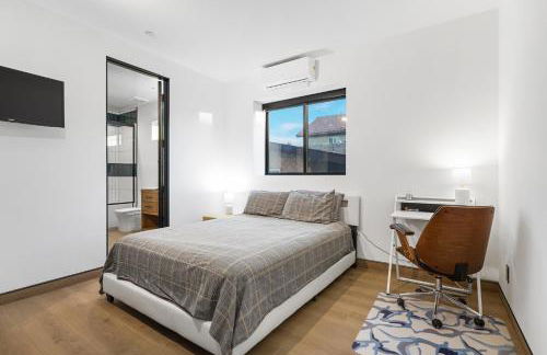 NEW Luxury Concrete Home Just Minutes from the Beach - Foto 32