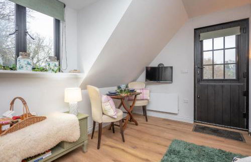 Peaceful Stylish Entire Apartment - Views, Gardens, Firepit, Balcony - Photo 24