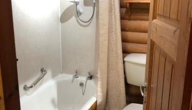 Highgarry Lodges - Photo 2, Shower