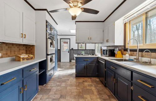 NEW! Woodland Retreat - Hot tub Game Room Firepit - Foto 5