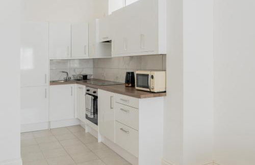 Portsmouth City Centre Modern Apartment - with Free Parking - Photo 10
