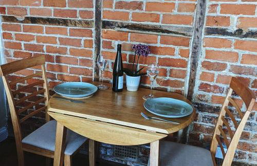 Cosy character cottage in central Marlborough UK - Photo 3