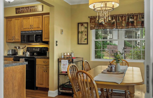 Boulder Lake-scape Lakefront Views + Firepit Central, Walkable Location - Foto 37