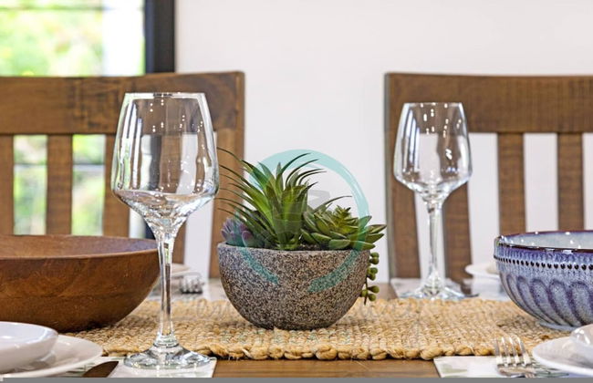 Urbanretreat Modern Outdoor Dining Backyard - Foto 8