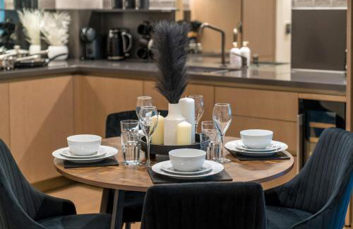 Modern- Battersea Power Station 2-Bed Apartment with Balcony - Foto 48