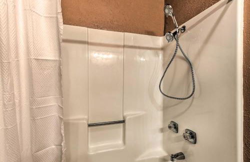 Downtown Red River Retreat with Mtn Views and Yard - Foto 14