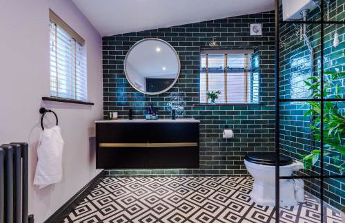 Unique 4 Bed Home in The Windsor Tapestries by Casa by Grace - Sleeps 7-9, Private Hot Tub Hire, Free Parking, Dog Friendly, Legoland, Windsor Castle - Foto 25