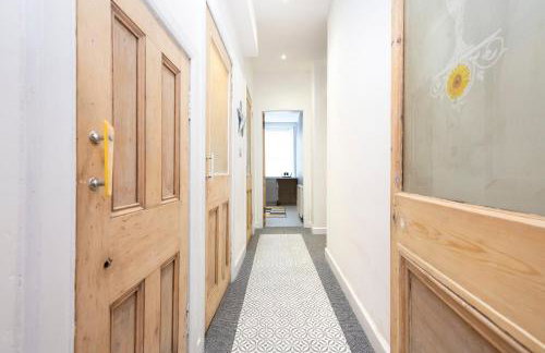 JOIVY Charming Apartment near Leith Links with Patio - Foto 32