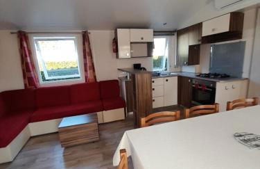 Mobil home camping les Charmettes 4 étoiles les MATHES en Charente Maritime prés du ZOO de la Palmyre 8 personnes tout confort 3 chambres 2salles de bains 2 WC Lave linge lave vaisselle Climatisation bien situé - Foto 2