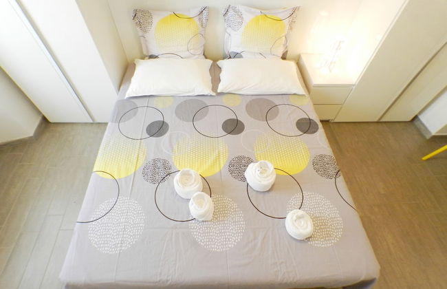 Black and White Movie Apartment - Photo 4